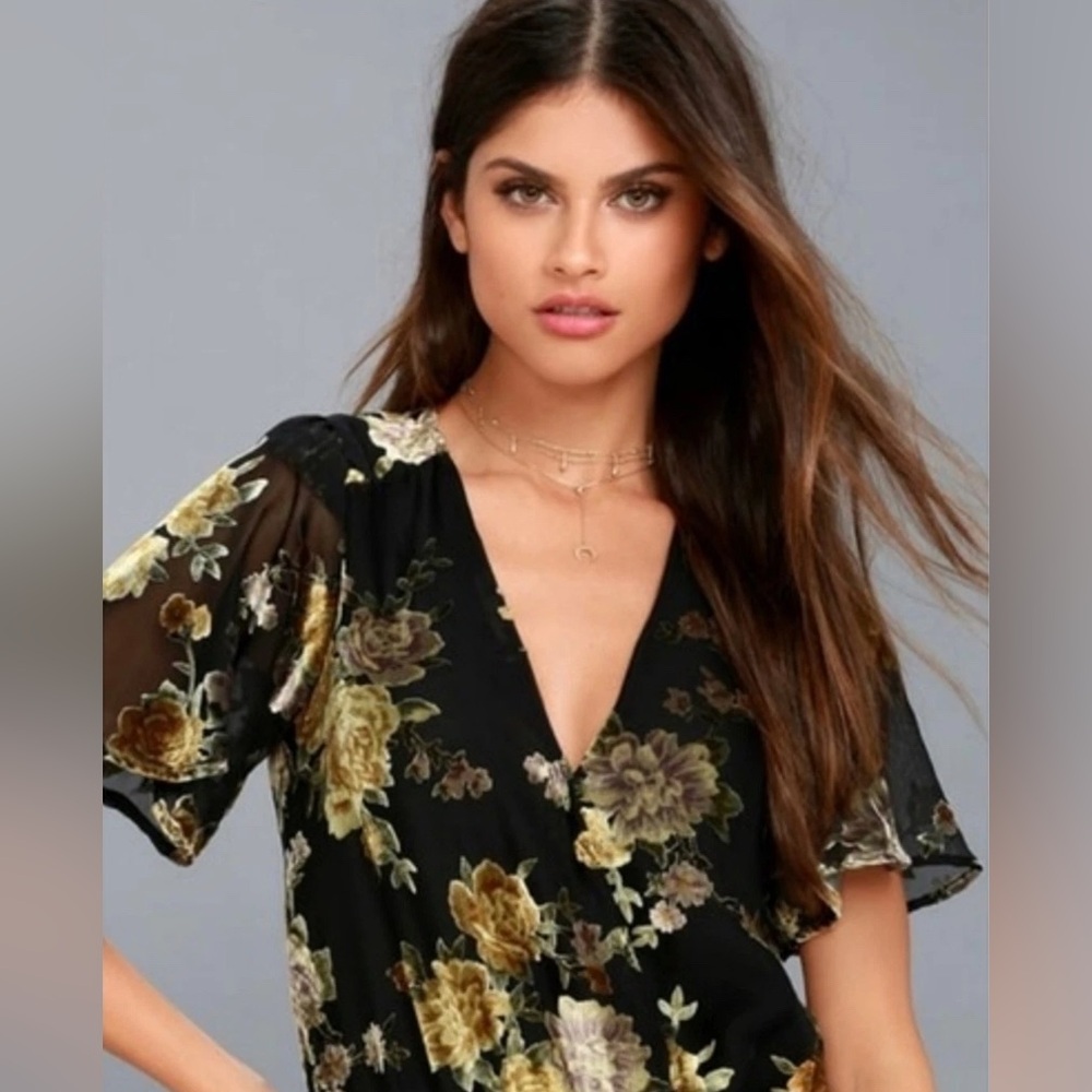 ASTR The Label Womens Body Suit Short Sleeve V Neck Floral Med Velvet Burnout